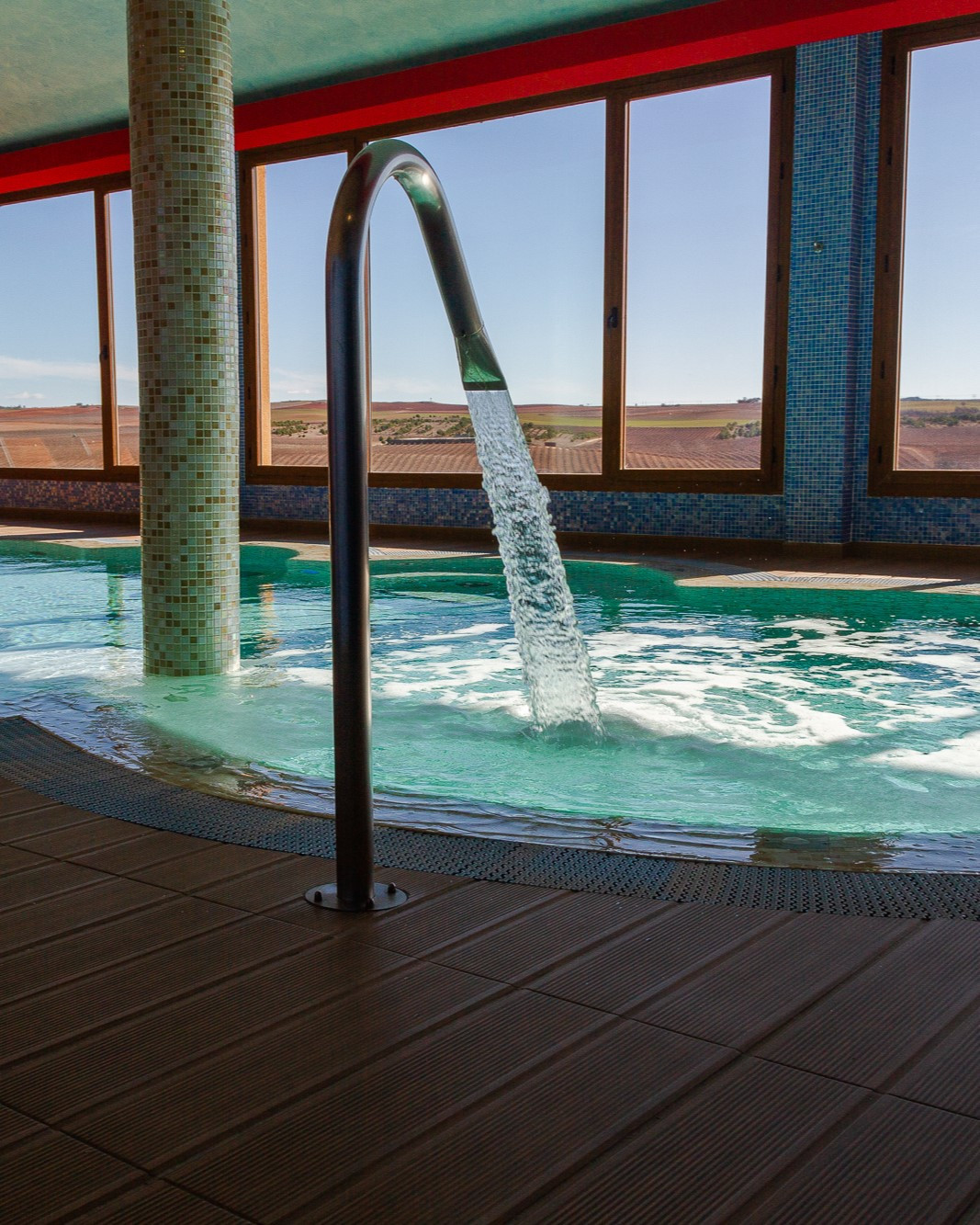 Piscina con vistas a los viñedos en el spa de Finca La Estacada 